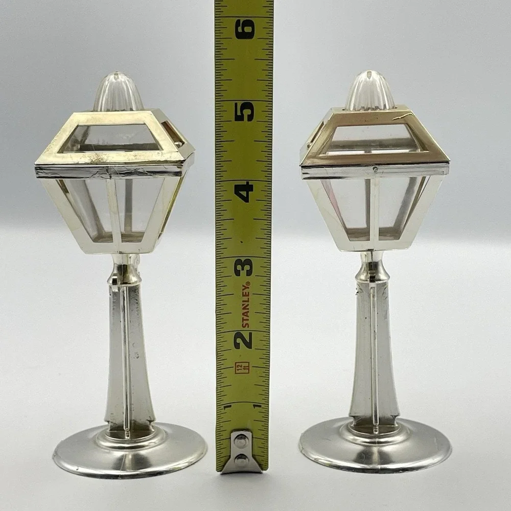 Vintage New York City Lamp Post Salt And Pepper Shakers Souvenir‎ Mid Century